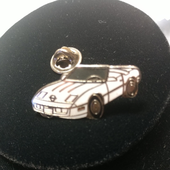 CHEVROLET CORVETTE C4 STYLE WHITE CONVERTIBLE AUTOMOTIVE HAT PIN LAPEL PIN.1997 - Picture 2 of 6
